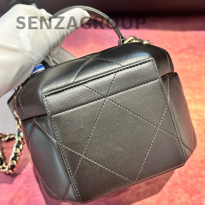 Chanel Métiers d'Art Black Gold Cosmetic Case Chain Shoulder Bag