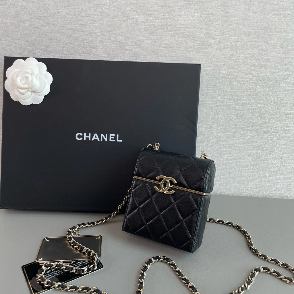 Chanel Diamond Chain Shoulder Crossbody Bag Black Gold Hardware Women