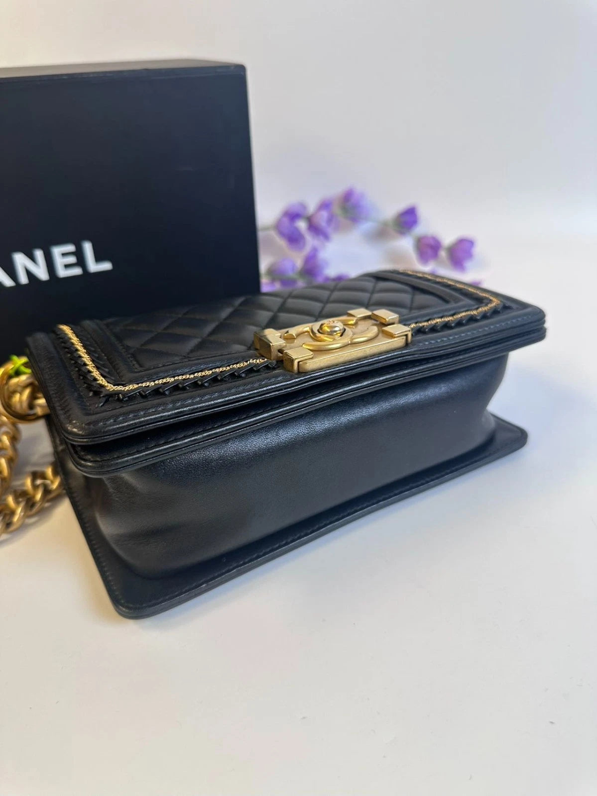 SJ0001 Chanel Boy Chanel Handbag (Le Boy) in Black Lambskin