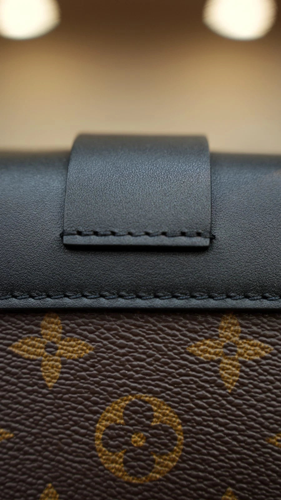 Louis Vuitton Monogram Locky BB Crossbody Handbag Chip Version Excellent