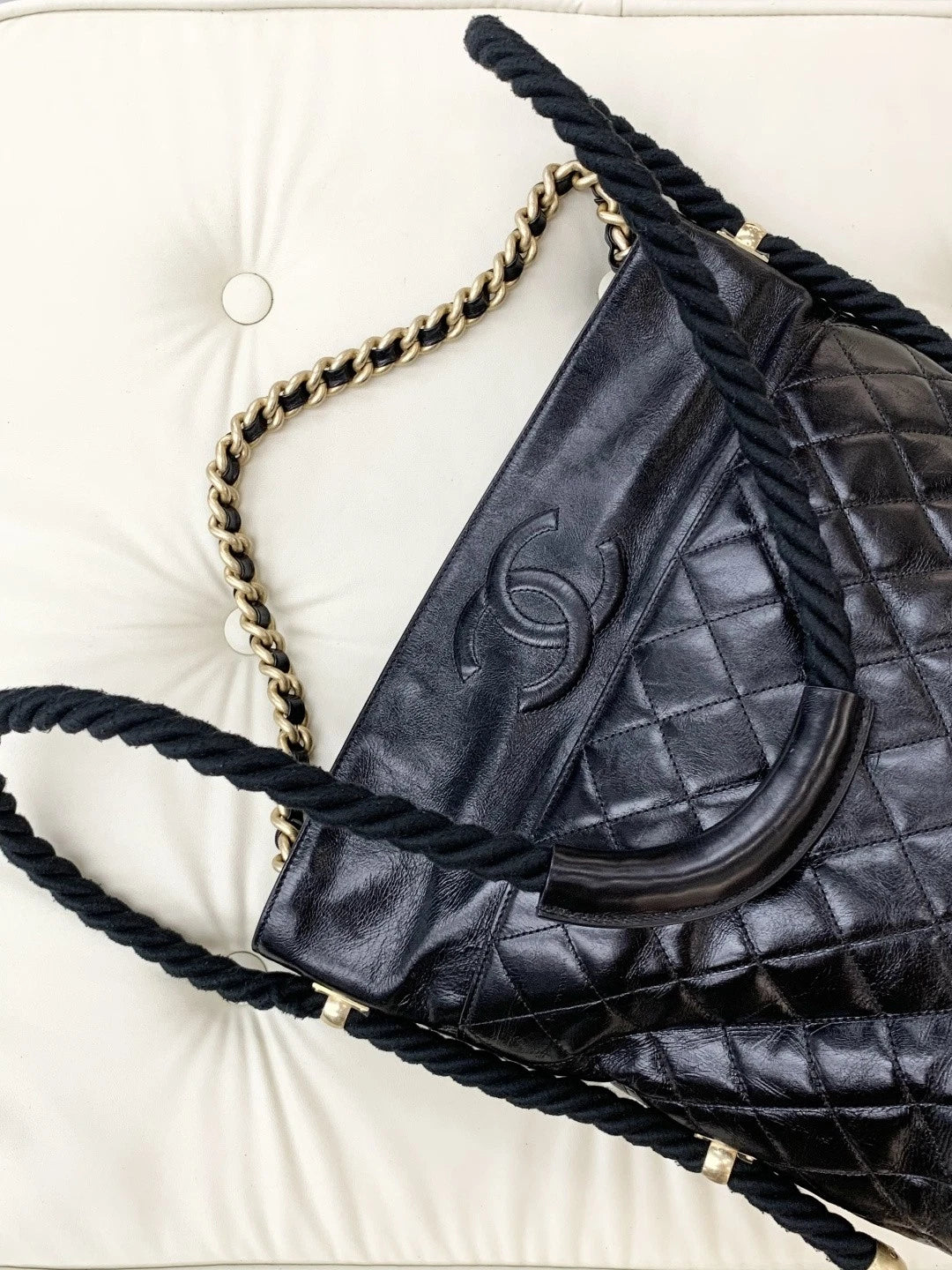 Chanel Calfskin Chain Diamond Shoulder Bag Crossbody Black Gold Women Classic S