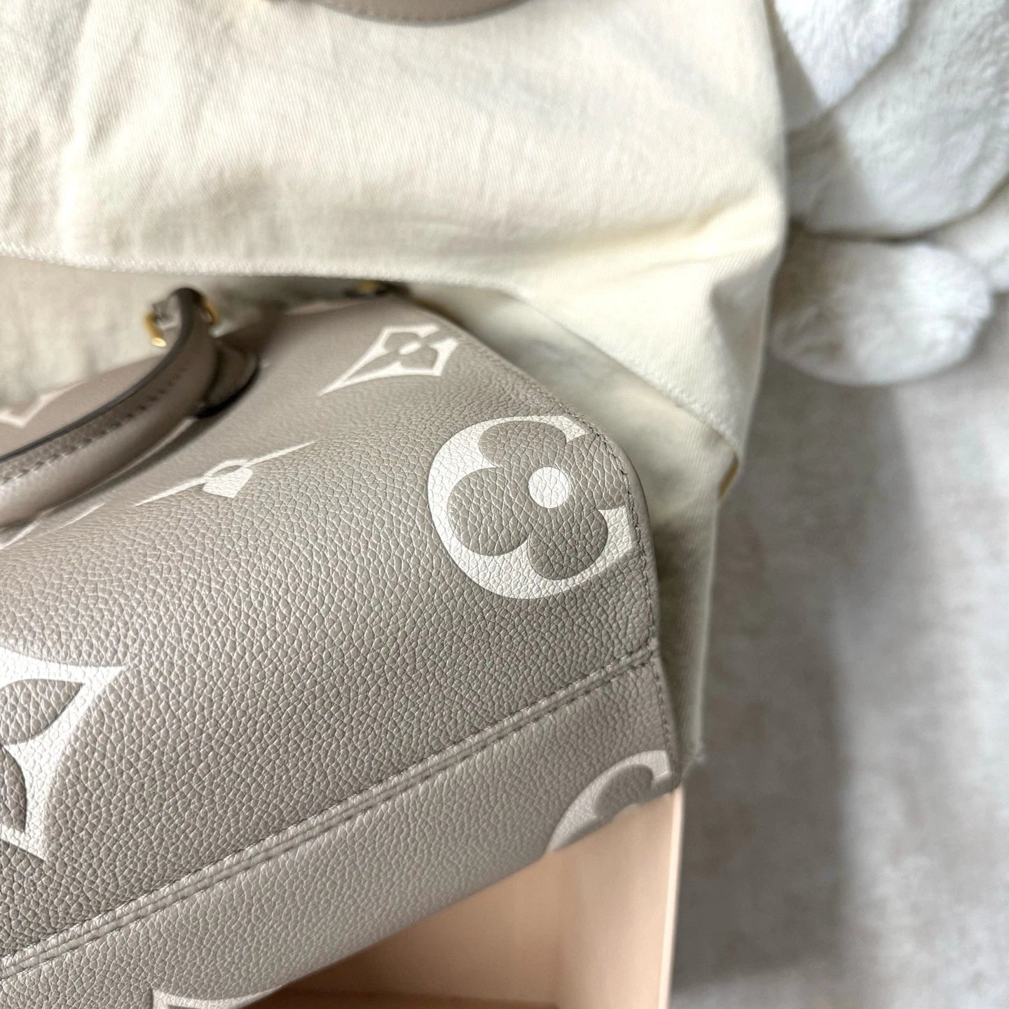 Louis Vuitton OnTheGo Gray Tote Bag Excellent