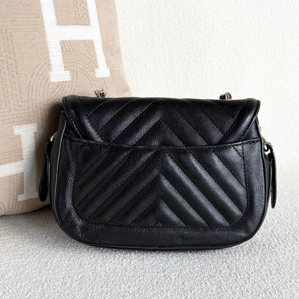 Chanel Chevron Chain Shoulder Bag Crossbody Black Gold Used Women Classic