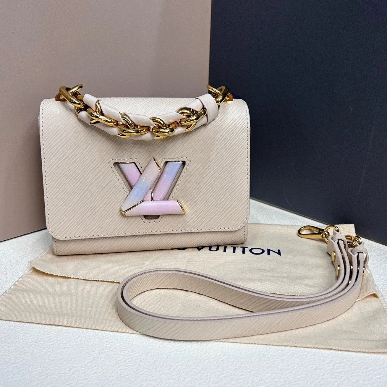 Excellent Louis Vuitton Twist PM Gradient Enamel Chain White Gold Shoulder Bag