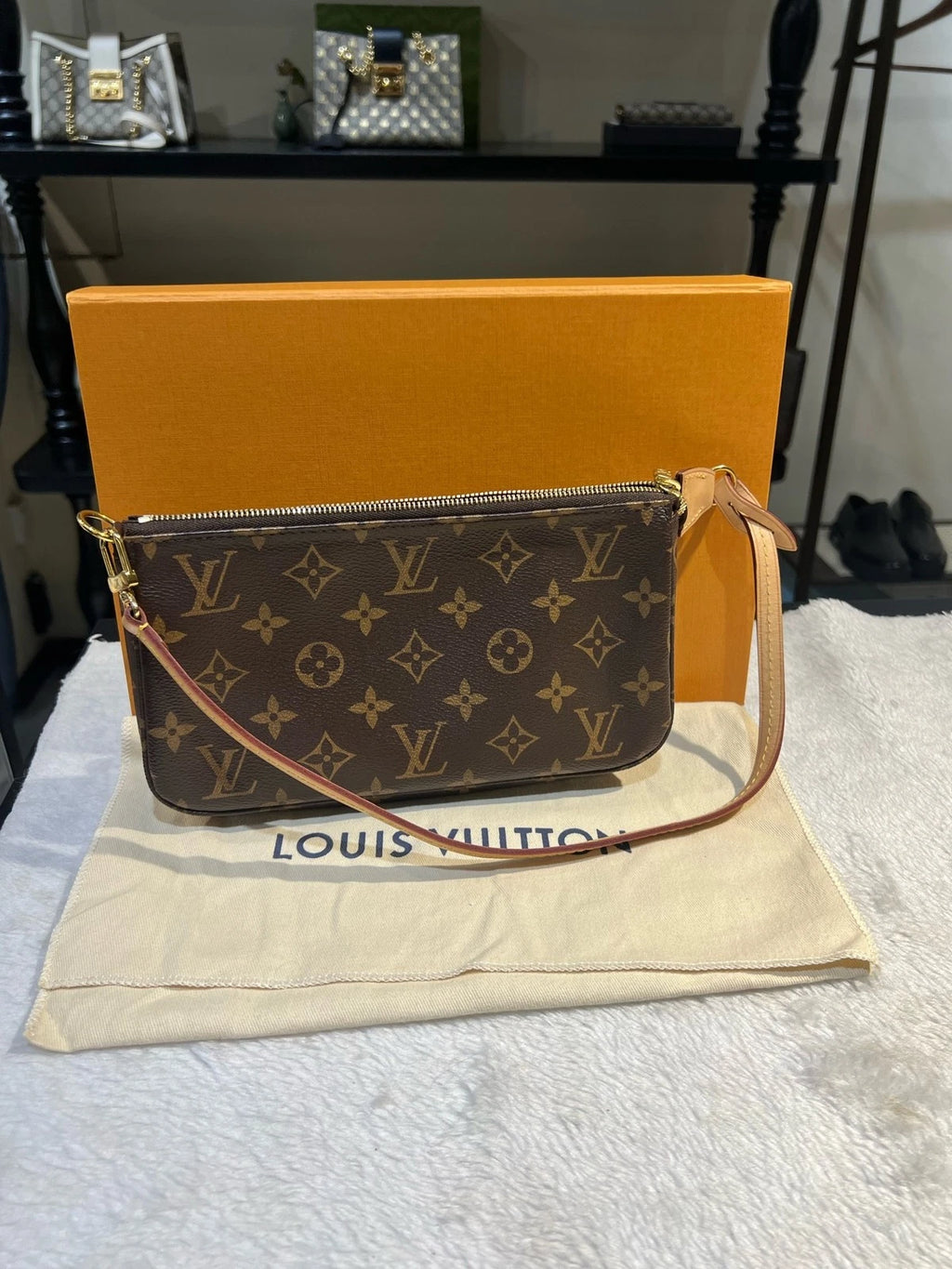 Louis Vuitton Pochette Accessoires Monogram Canvas Shoulder Bag Excellent