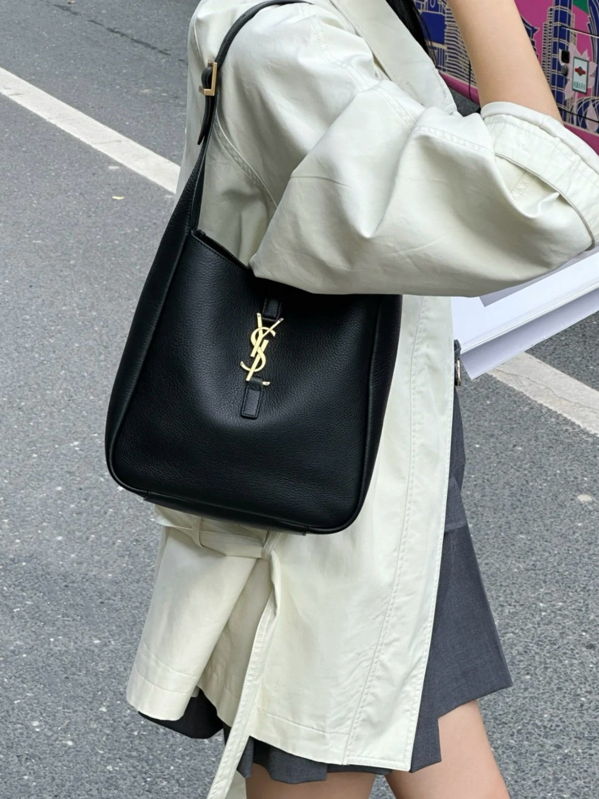Bolsa de ombro feminina YSL Saint Laurent Le5a7 Hobo Bucket PM toda de couro ouro preto-