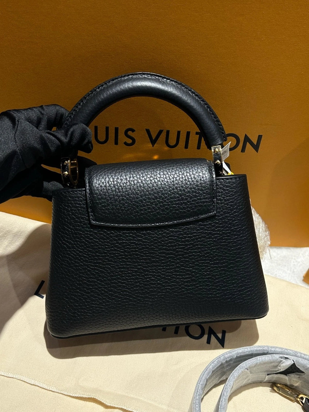 Louis Vuitton Capucines Black Shoulder Bag Excellent