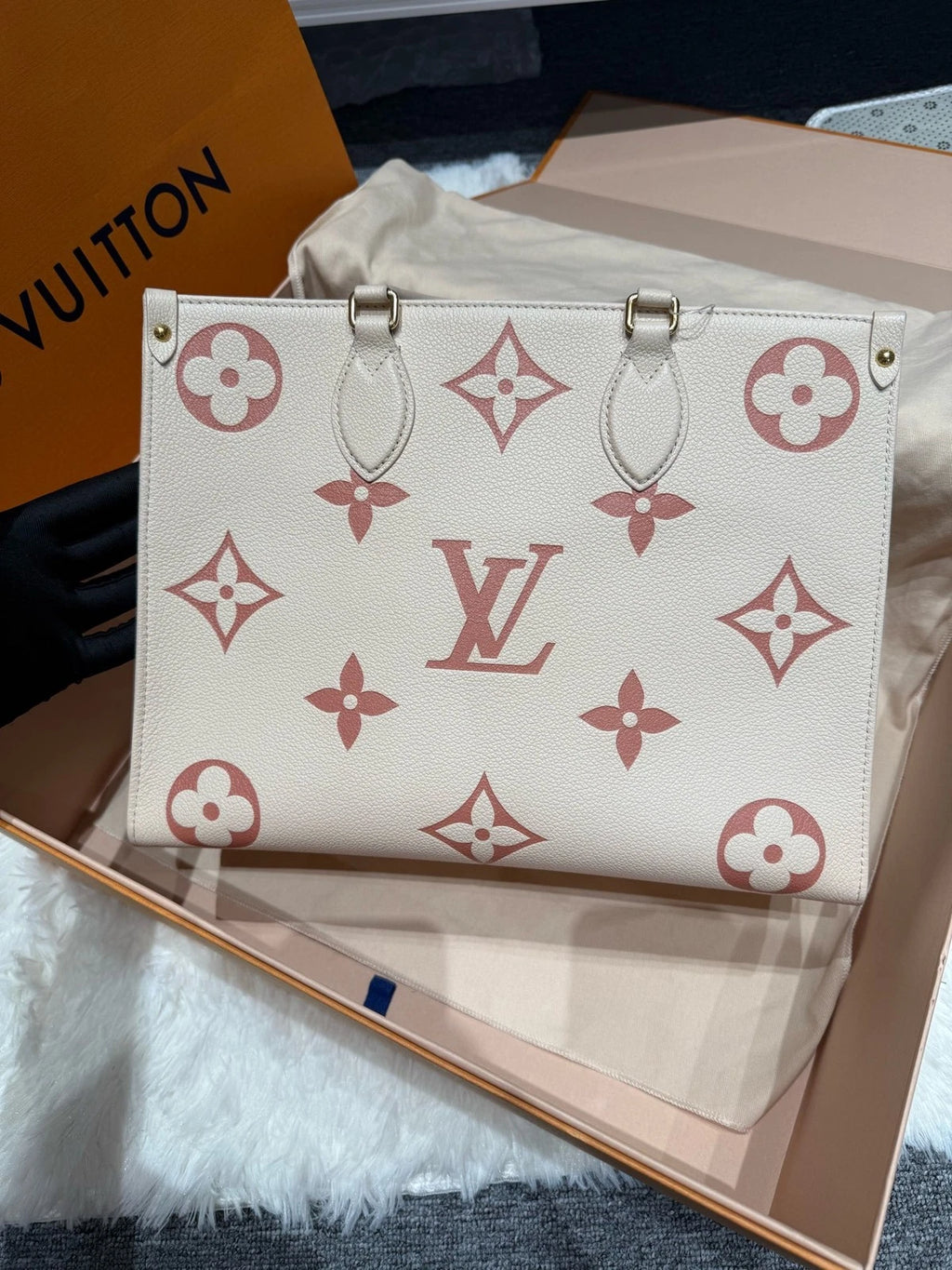 Louis Vuitton OnTheGo Tote Bag Excellent