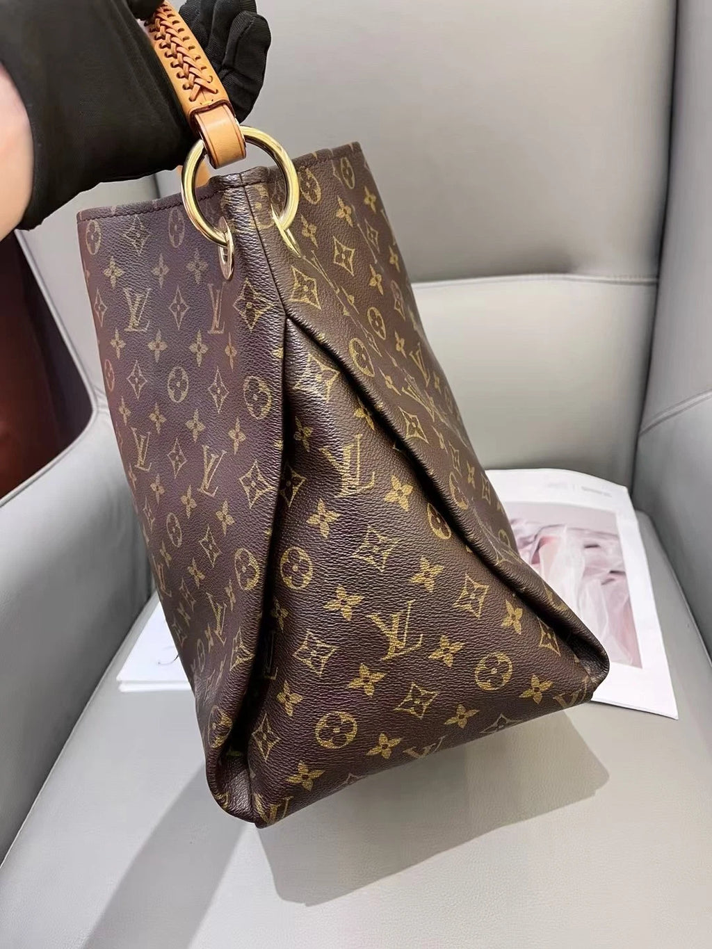 Louis Vuitton Monogram Artsy Leather Shoulder Handbag - Pre-Owned