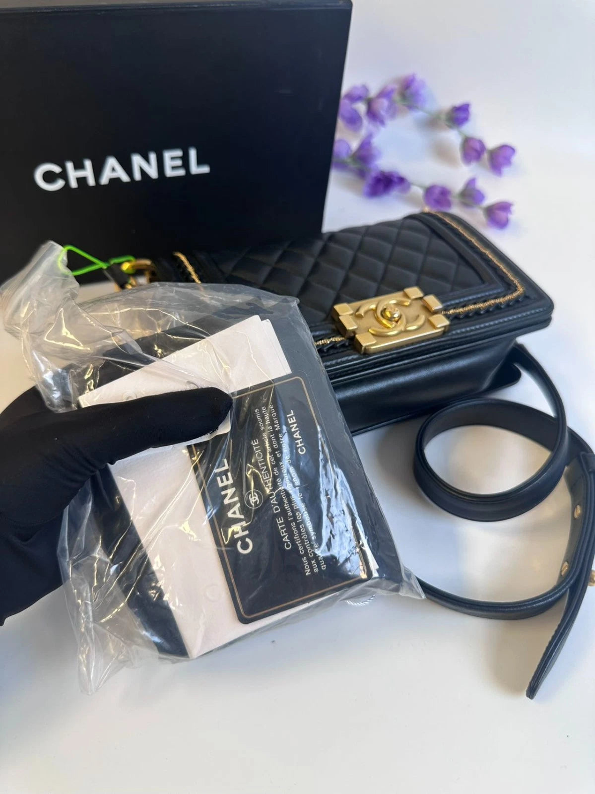 SJ0001 Chanel Boy Chanel Handbag (Le Boy) in Black Lambskin