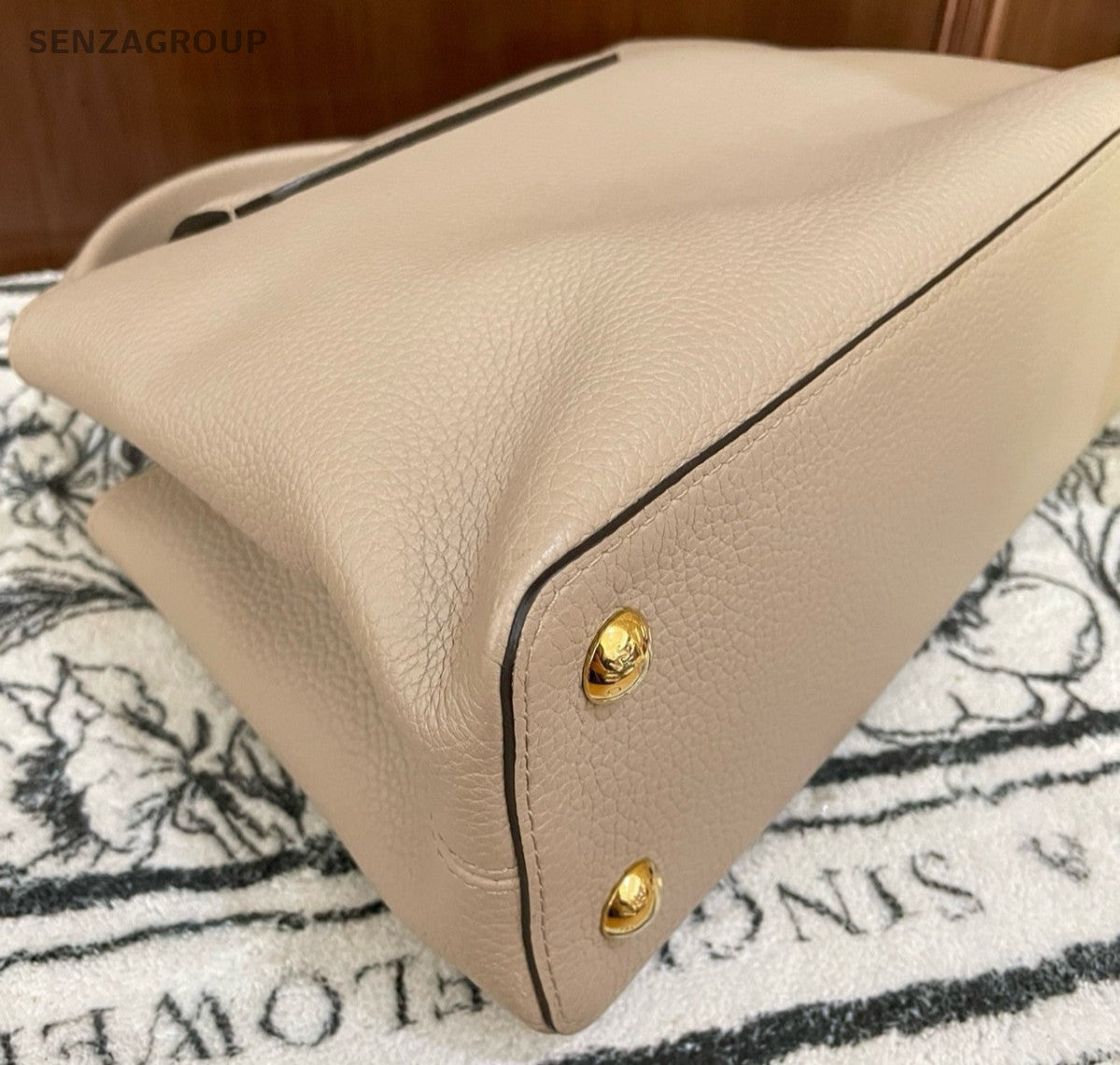 Louis Vuitton Capucines MM Top Handle Bag Crossbody Apricot Gold Women Classic