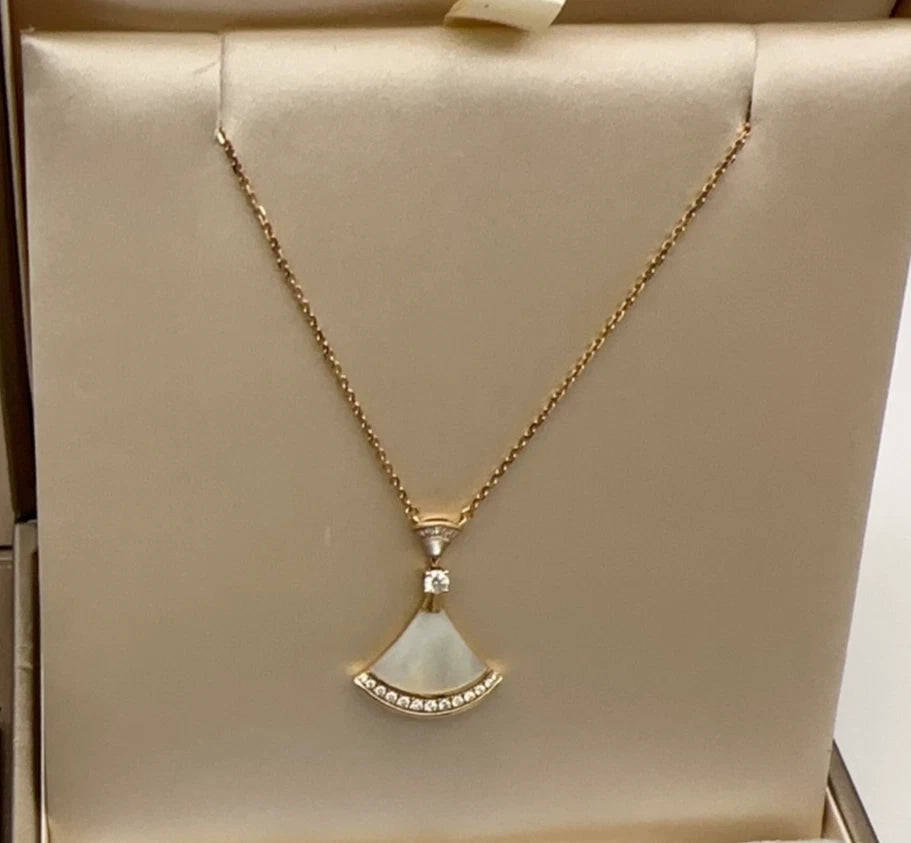 Bvlgari Divas' Dream Pendant Necklace 18K Rose Gold Diamonds Mother of Pearl