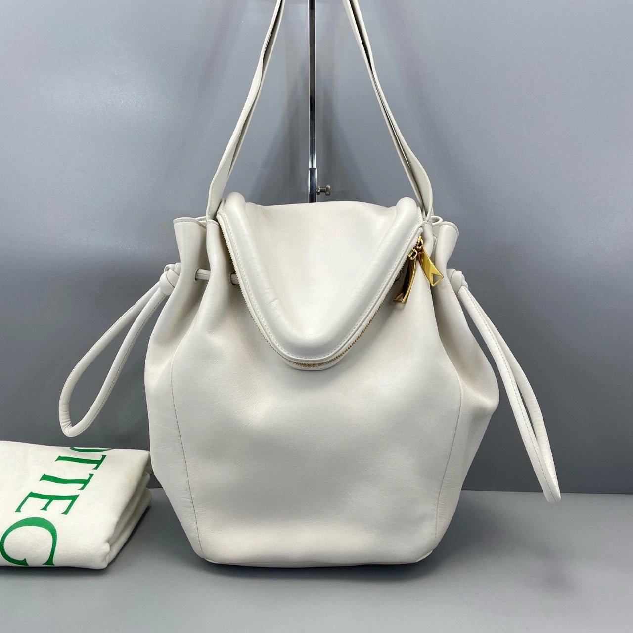 Bottega Veneta Beak Flap White Bucket Bag For Women