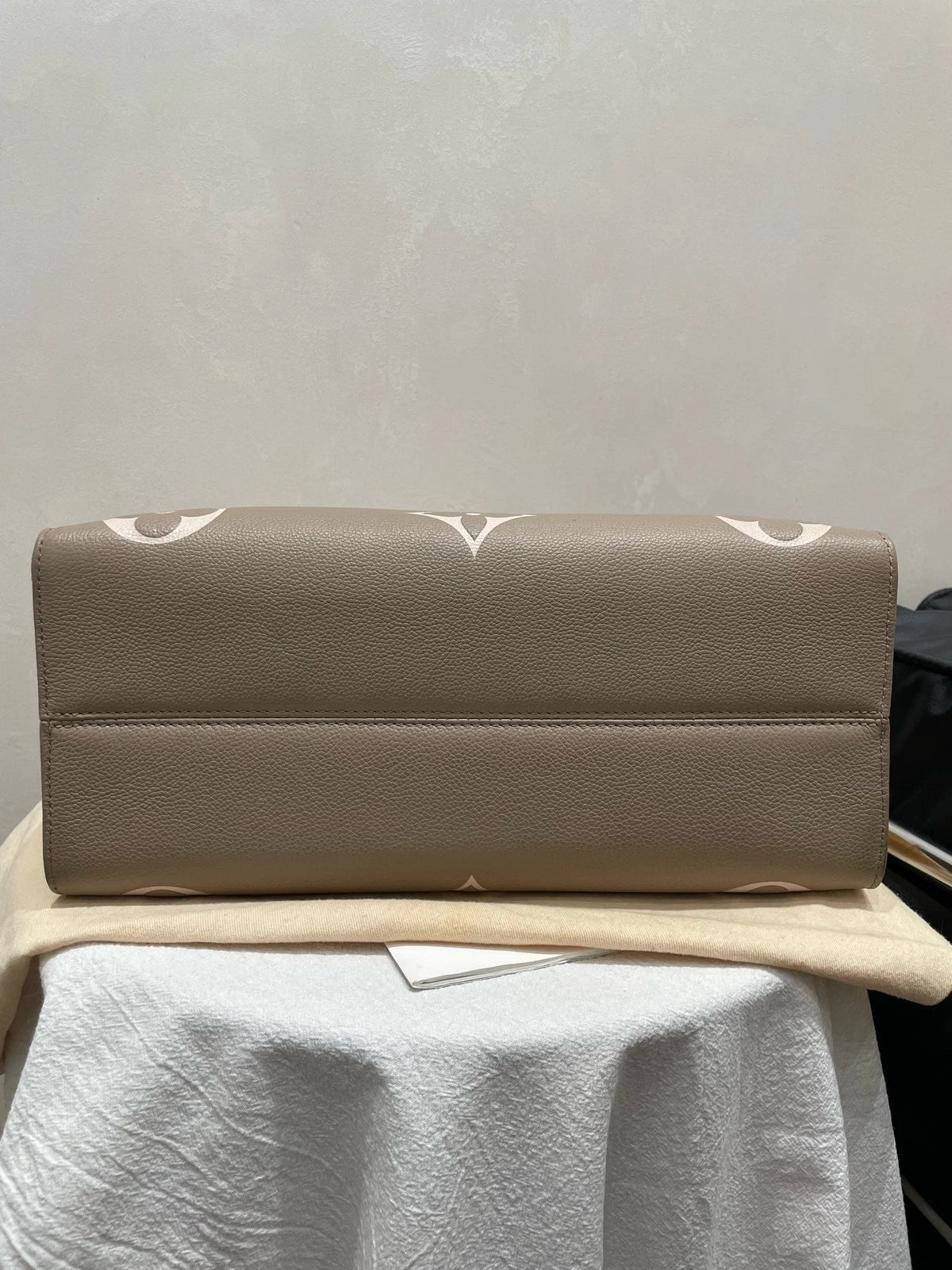 Louis Vuitton OnTheGo Medium Gray Tote Bag For Women