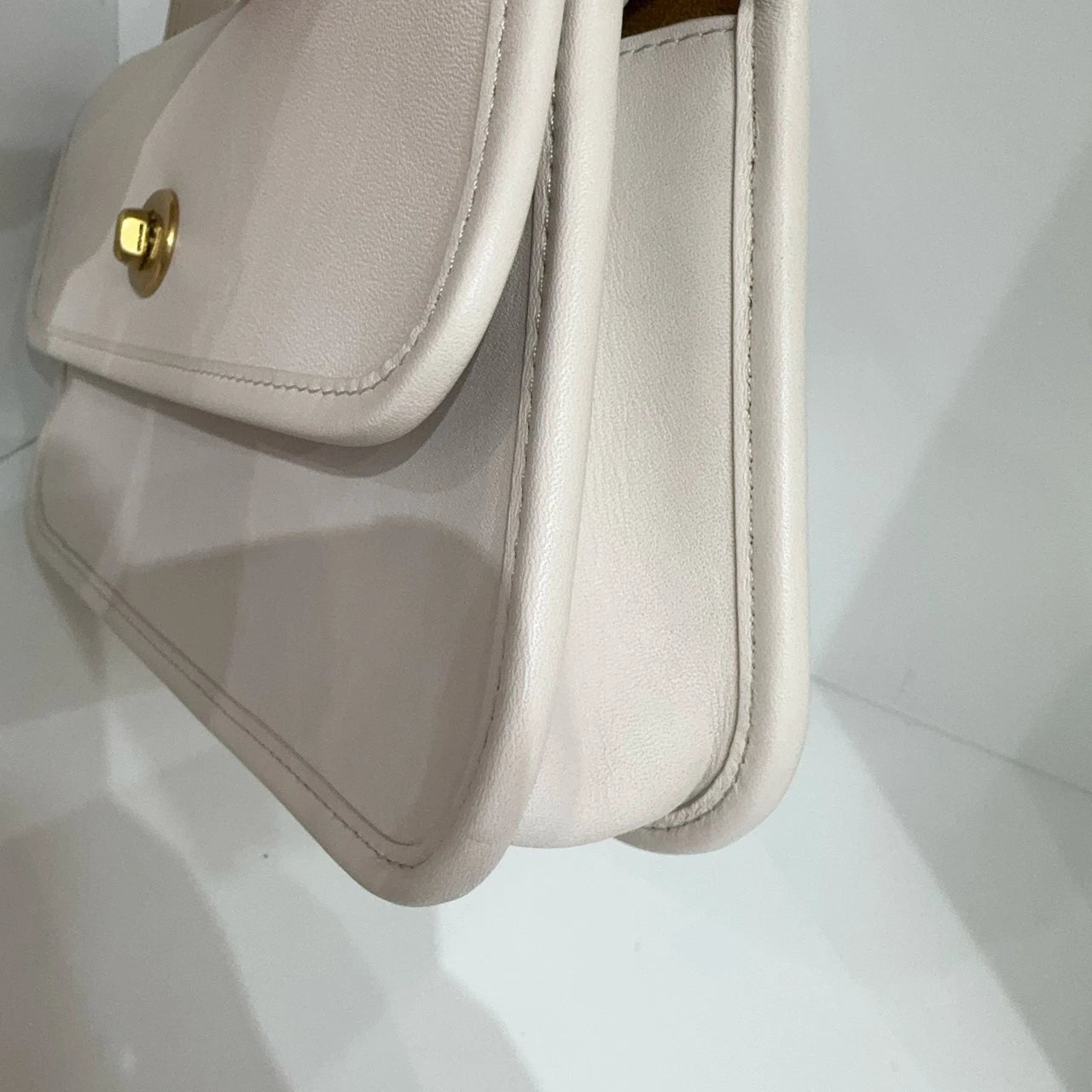 Coach Turn lock 18 White Leather Handbag Shoulder Crossbody Women