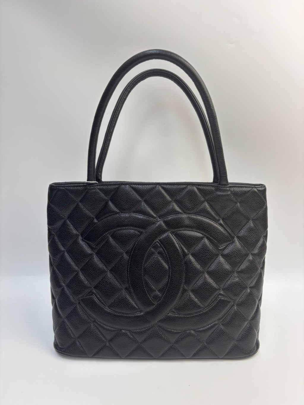SJ0001 CHANEL Hilton golden coin