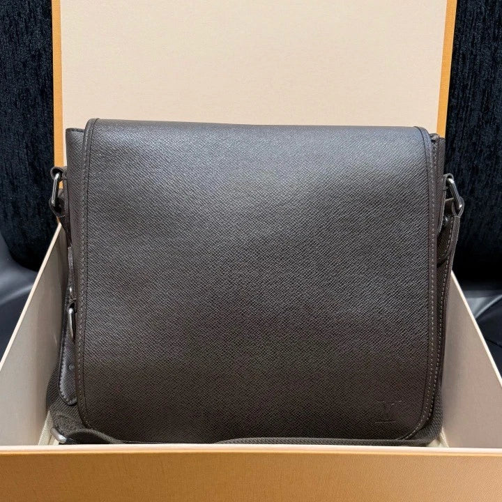 Louis Vuitton Calfskin Messenger Bag Shoulder Bag Crossbody Unisex Adults D