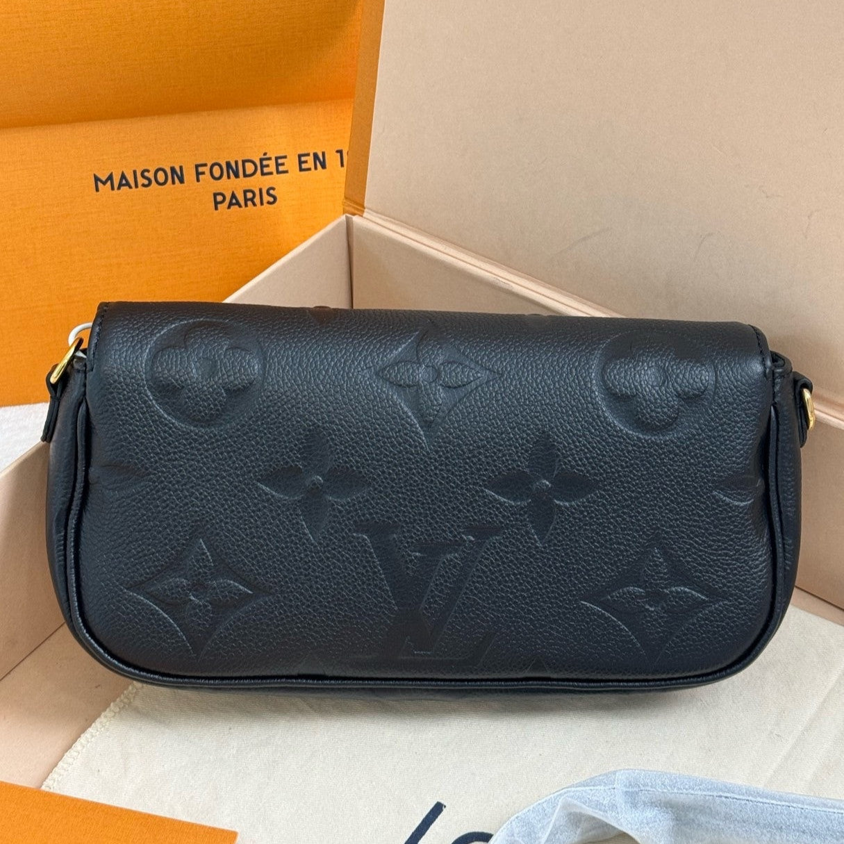 Louis Vuitton Black Gold Leather Ivy Shoulder Bag Classic Fashion Women