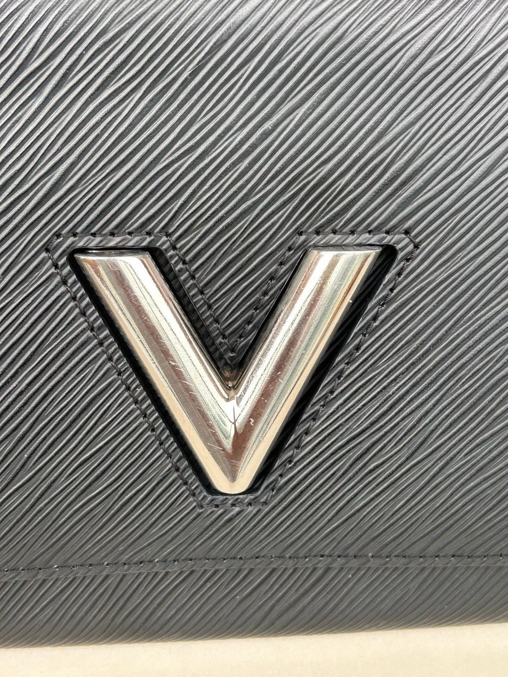 Louis Vuitton Twist MM Epi Leather Chain Shoulder Bag Crossbody Black Women