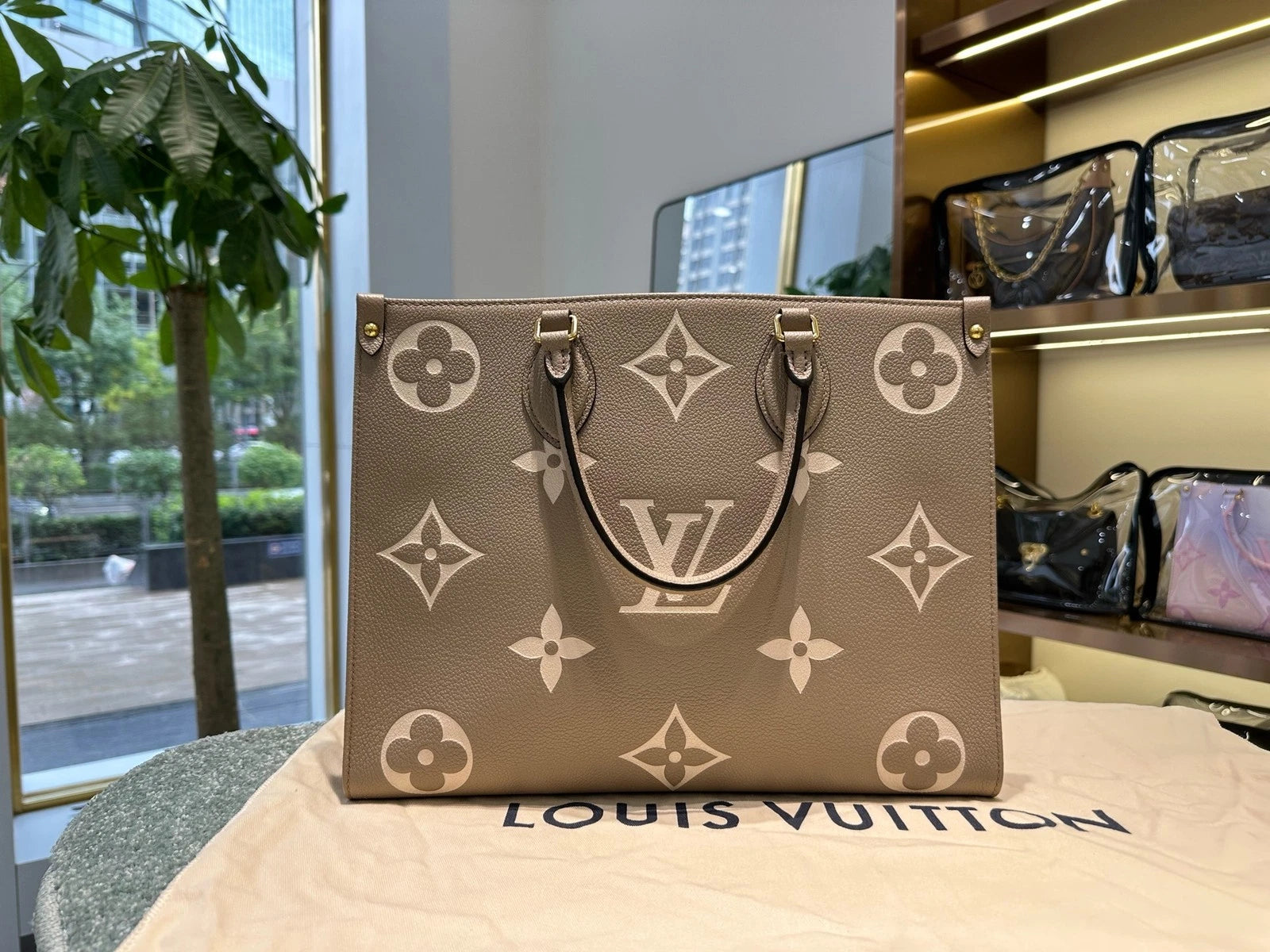 Pre-owned Louis Vuitton Gray Full Leather OnTheGo MM Tote Bag For Women