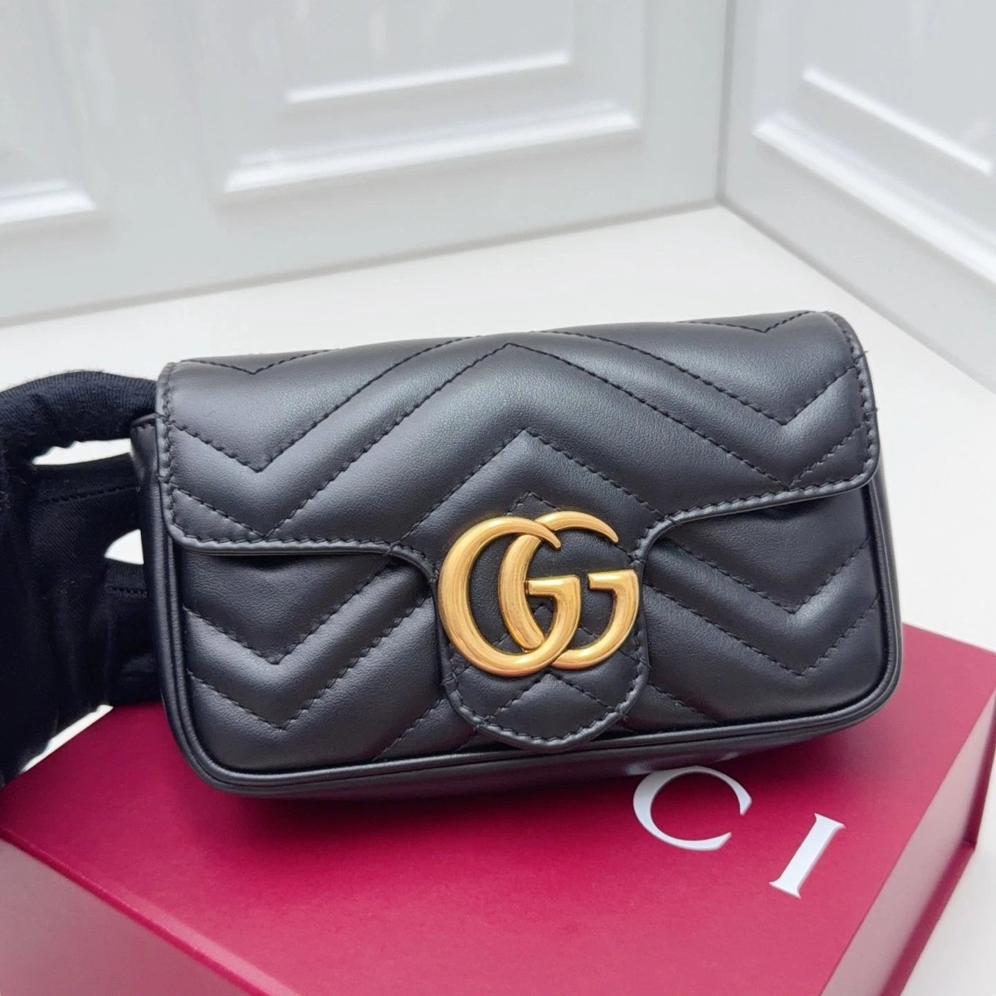 Gucci Marmont Mini Chain Shoulder Bag Crossbody Black Gold Women Classic