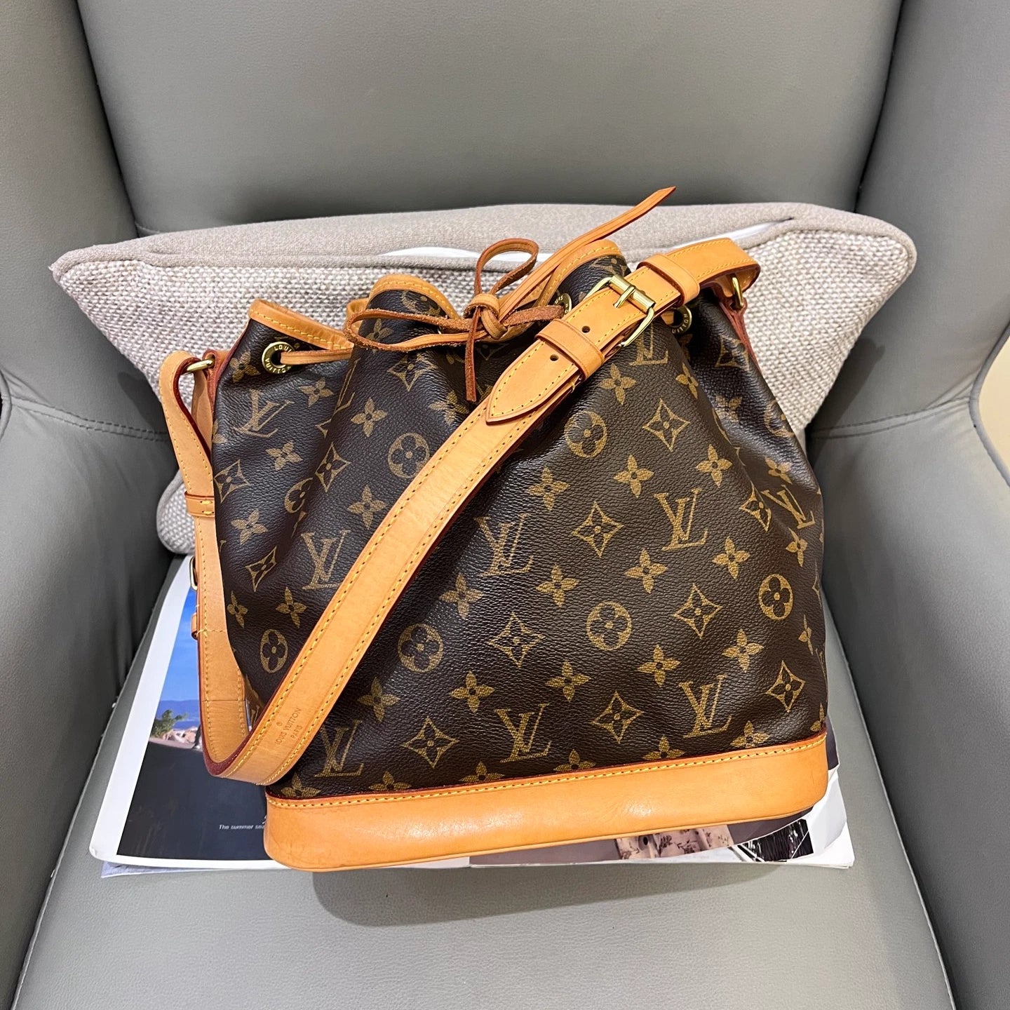 Louis Vuitton Noe MM Bucket Shoulder Crossbody Brown Gold Women Classic