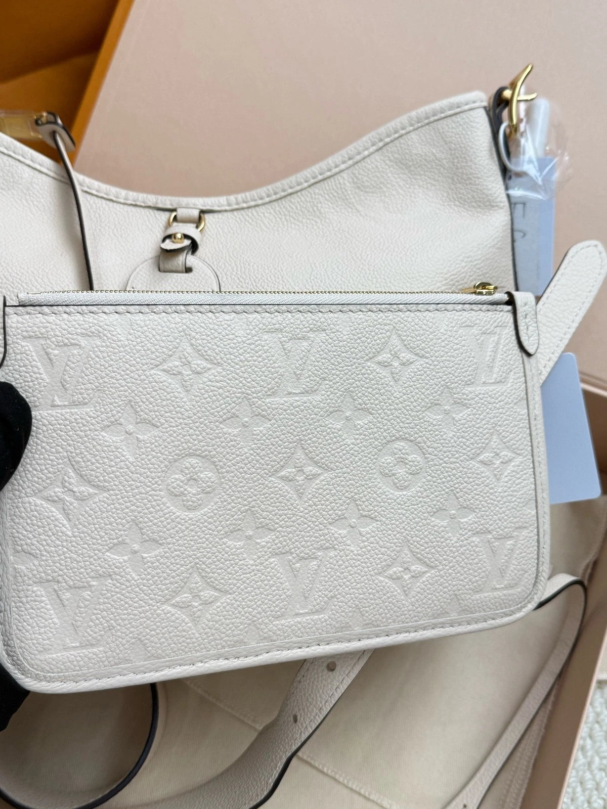 Louis Vuitton Carryall Leather White Tote Bag Excellent