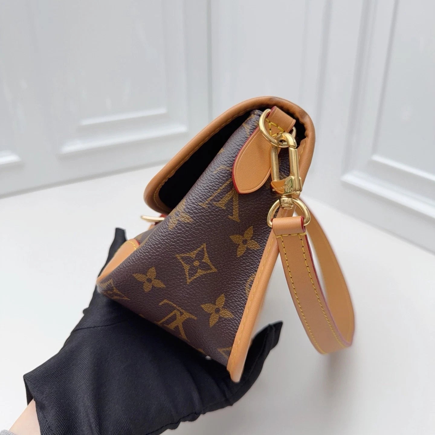 Louis Vuitton Diane Monogram Brown Gold Shoulder Bag Crossbody Excellent