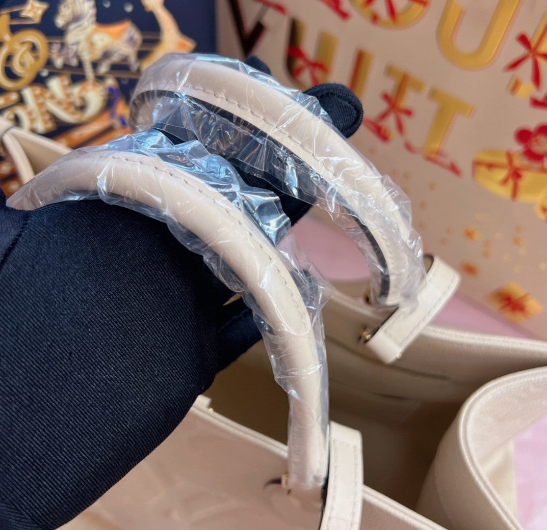 Louis Vuitton Onthego MM Monogram Tote Top Handle Bag Shoulder Bag White Women