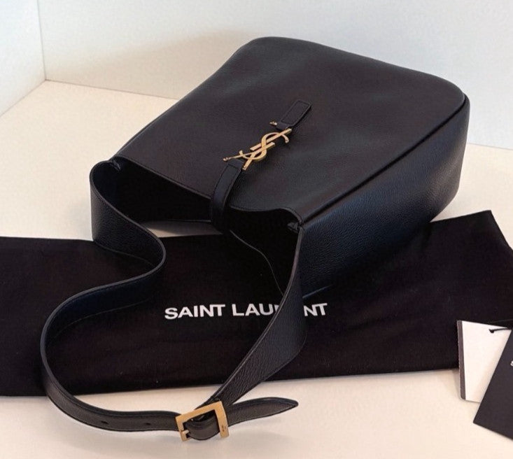 Bolsa de ombro feminina YSL Saint Laurent Le5a7 Hobo Bucket PM toda de couro ouro preto-