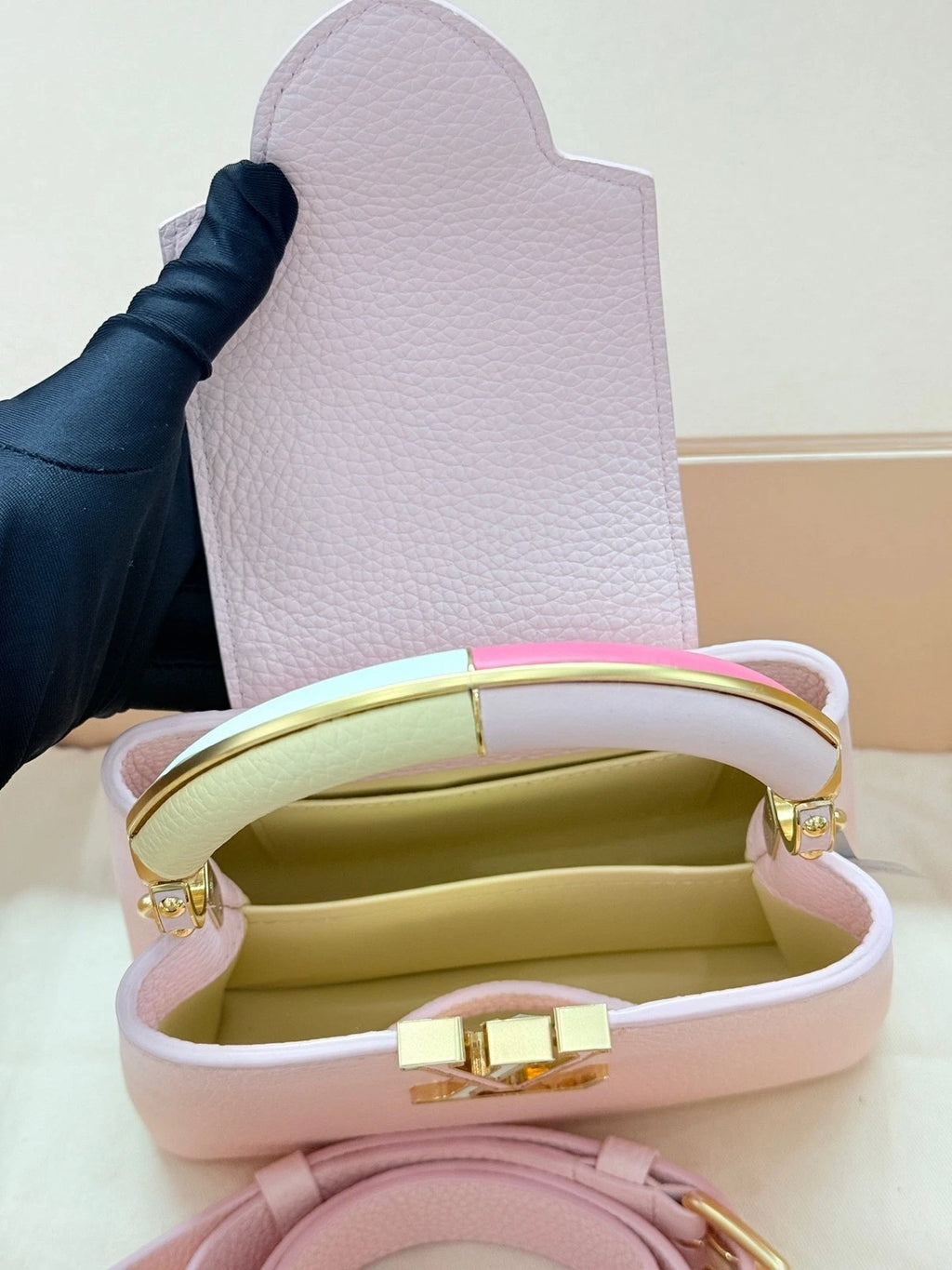 Louis Vuitton Capucines Pink Crossbody Handbag Excellent