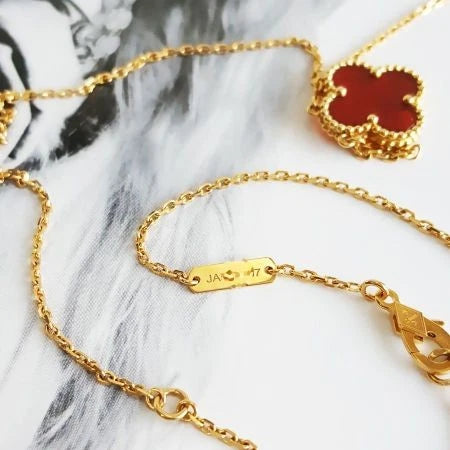 Van Cleef &amp; Arpels Vintage Alhambra Carnelian Pendant Necklace Yellow Gold 18k