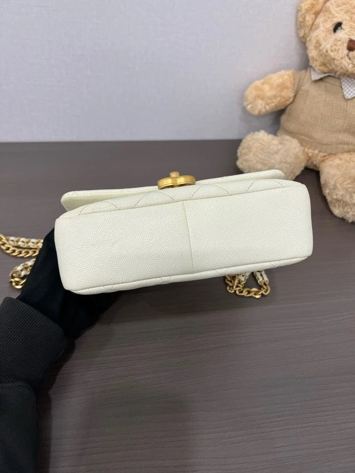 CHANEL 22P White Flap Shoulder Bag For Women