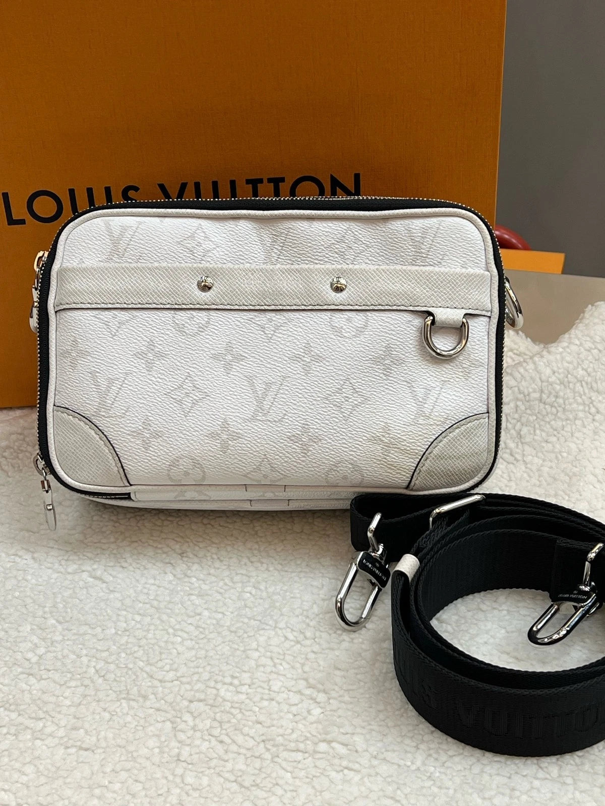 Louis Vuitton Women's Canvas Leather Messenger Crossbody Shoulder Bag