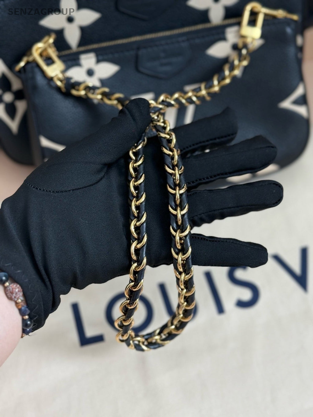 Louis Vuitton Pochette Accessoires Monogram Shoulder bag Chain Black Leather
