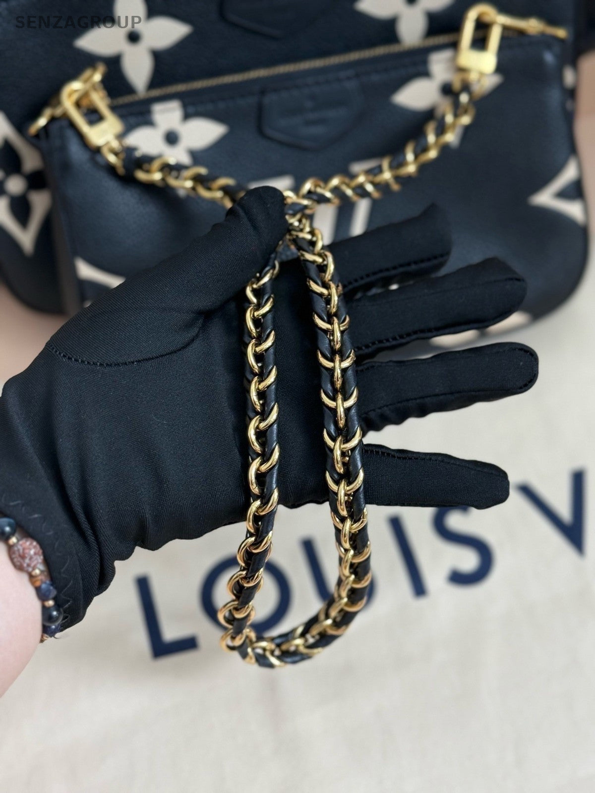 Louis Vuitton Pochette Accessoires Monogram Shoulder bag Chain Black Leather