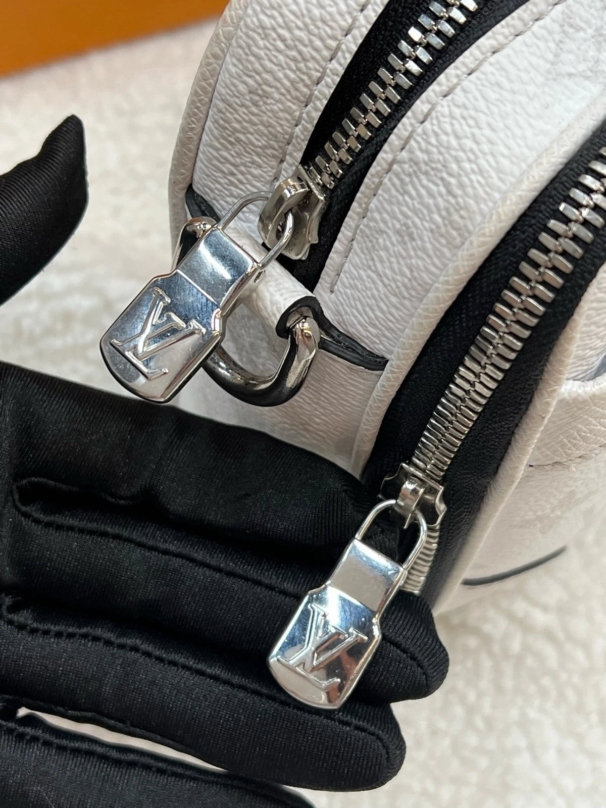Louis Vuitton Women's Canvas Leather Messenger Crossbody Shoulder Bag