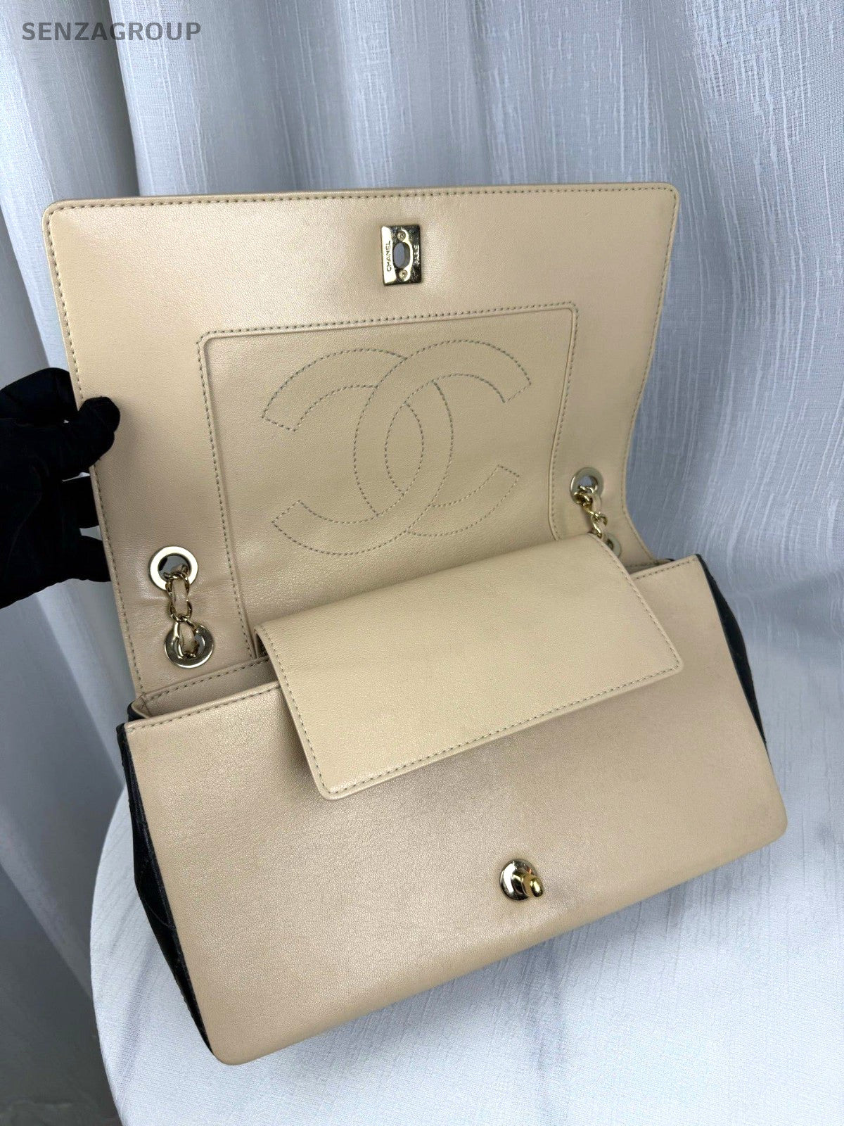 CHANEL 15K Black-Gold Lambskin Chain Shoulder bag Crossbody Women