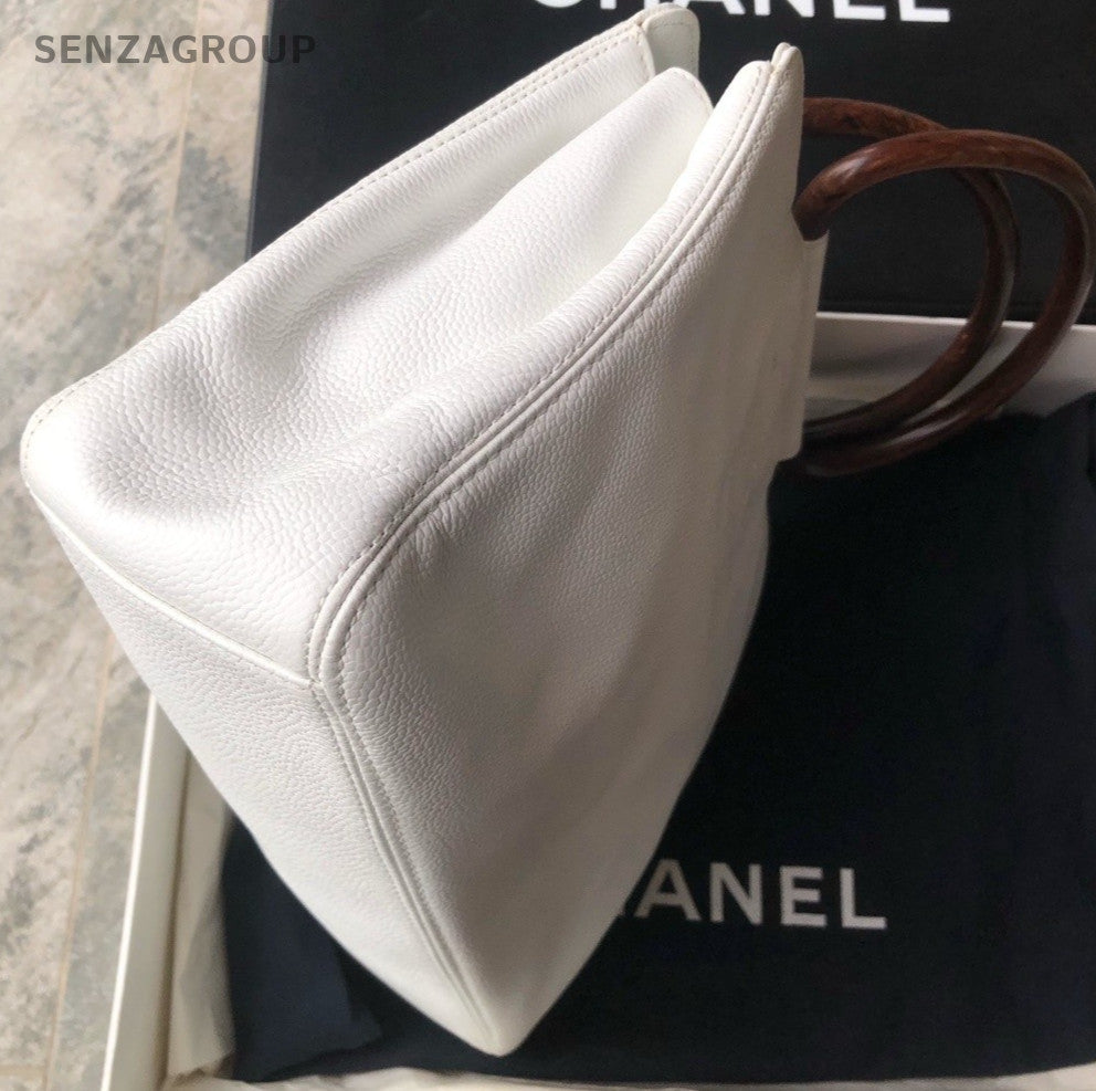 CHANEL Pear blossom wood handle Litchi peel handbag Women White