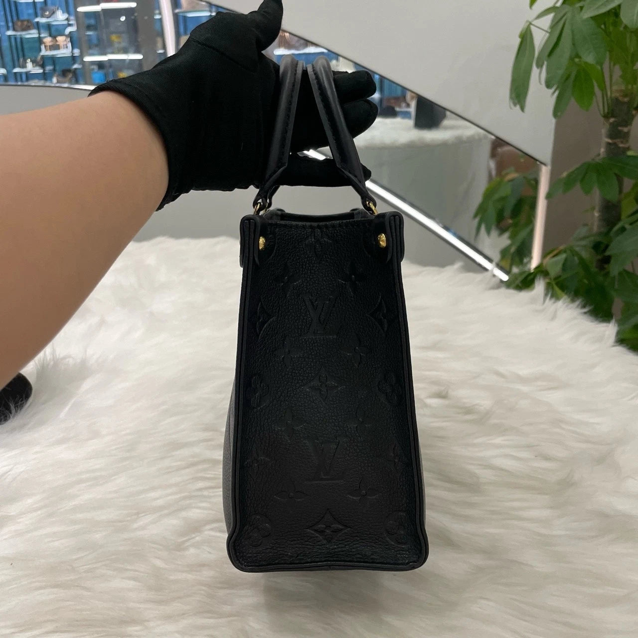 Louis Vuitton OnTheGo GM Black Gold Handbag Tote Bag Excellent