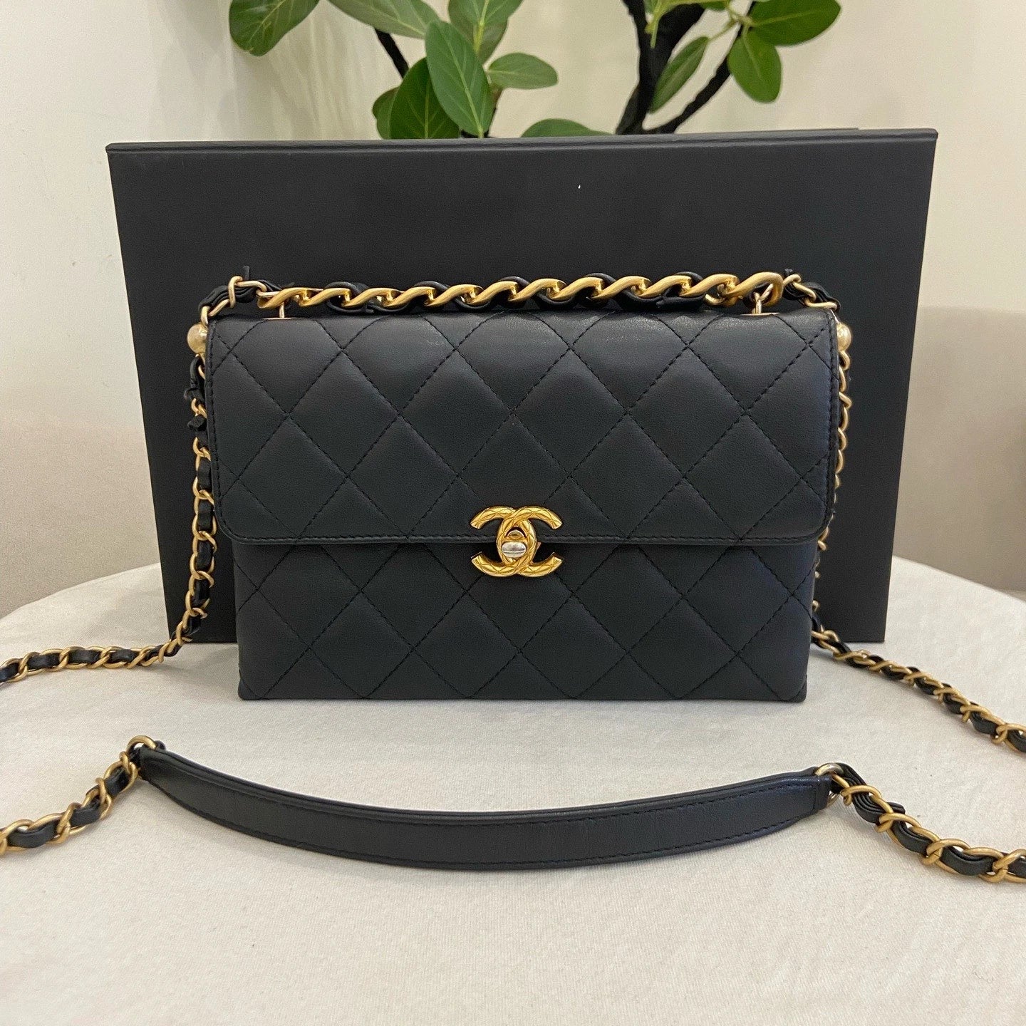 Chanel Diamond Chain Shoulder Crossbody Black Gold Used Women Classic Fashion