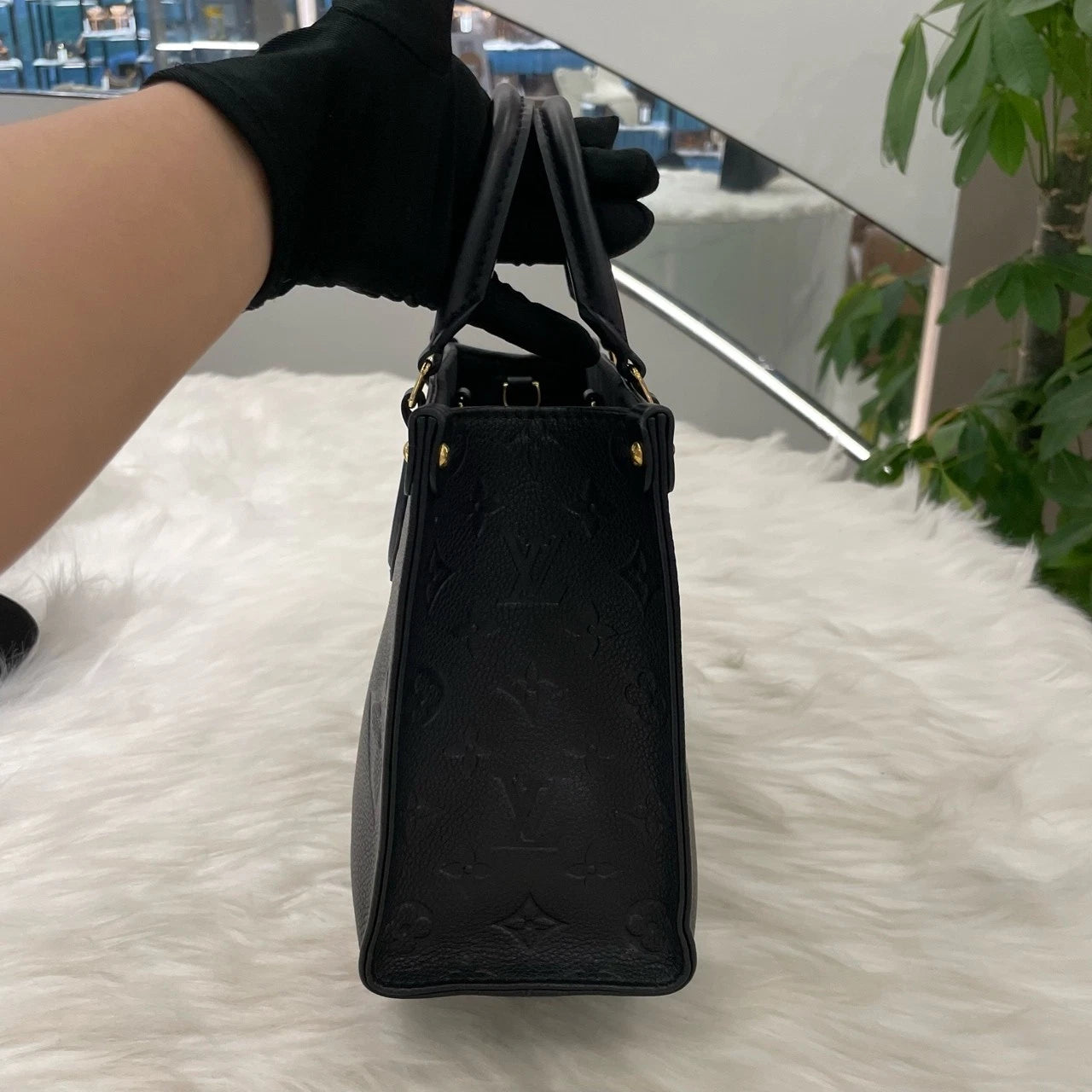 Louis Vuitton OnTheGo GM Black Gold Handbag Tote Bag Excellent