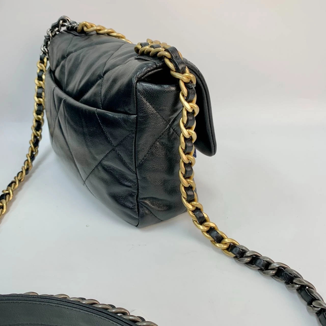 SJ0001 QQ2723 CHANEL 19 Handbag Z
