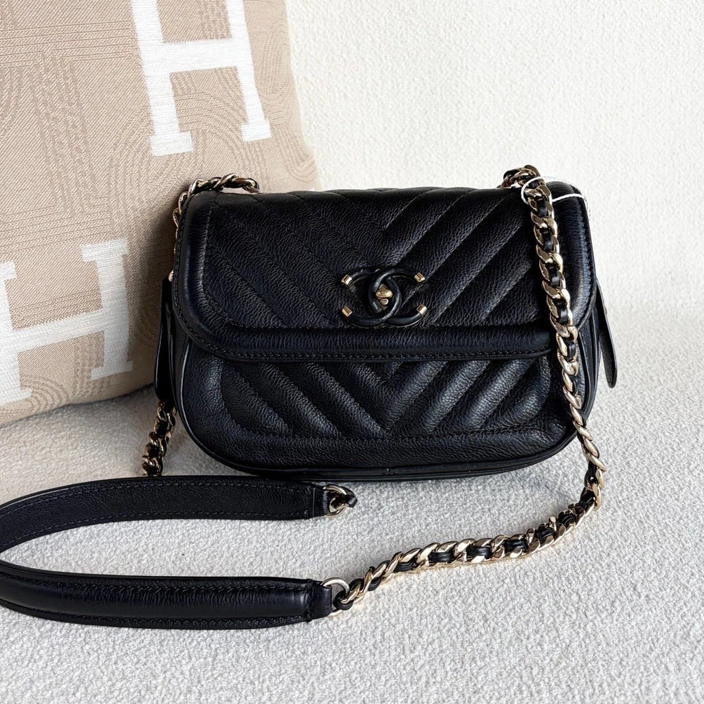 Chanel Chevron Chain Shoulder Bag Crossbody Black Gold Used Women Classic