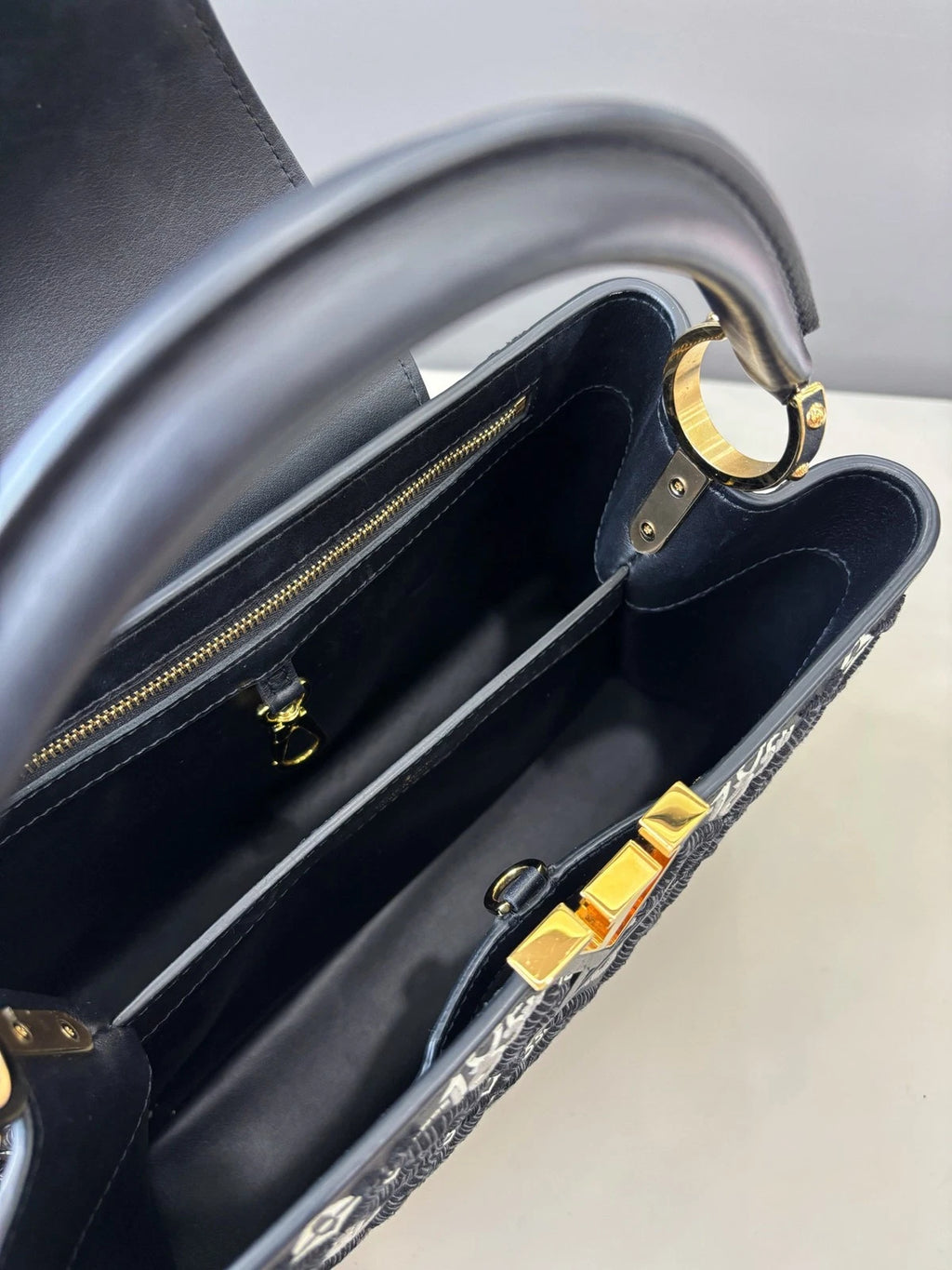 Louis Vuitton Capucines Black Gold Crossbody Handbag Excellent