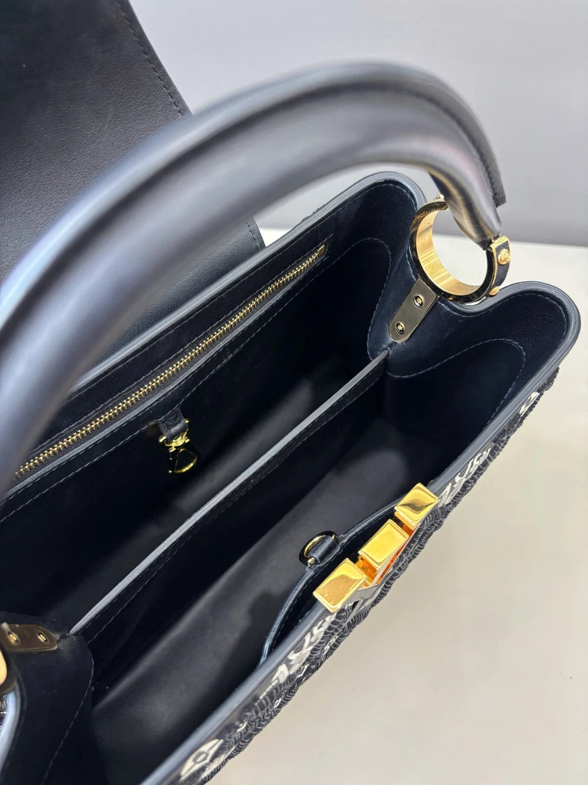 Louis Vuitton Capucines Black Gold Crossbody Handbag Excellent