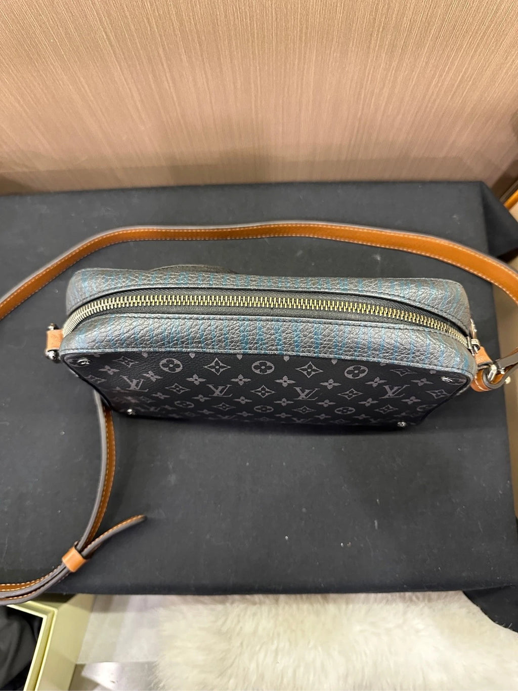 Louis Vuitton Black Leather Volga On Strap Shoulder Camera Bag For Women