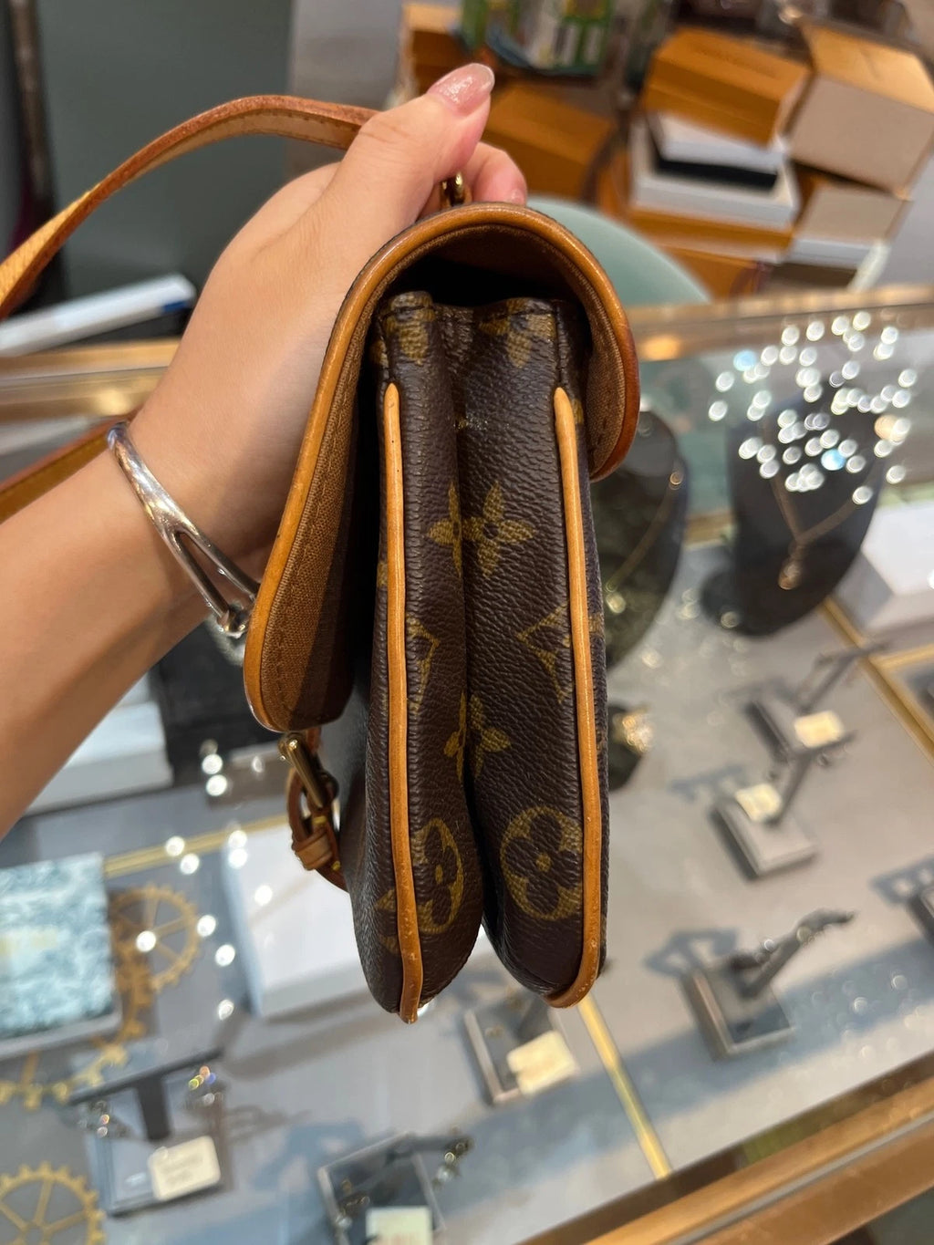 Louis Vuitton Vintage Medium Canvas Handbag For Women