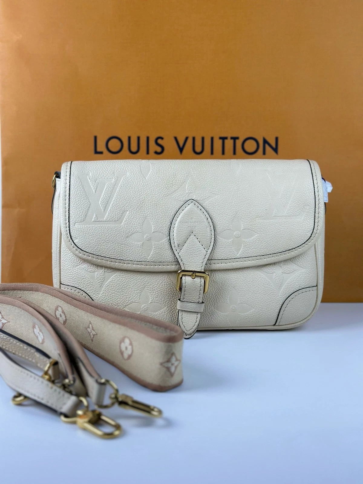 Louis Vuitton Diane White Shoulder Bag Crossbody Gold Hardware