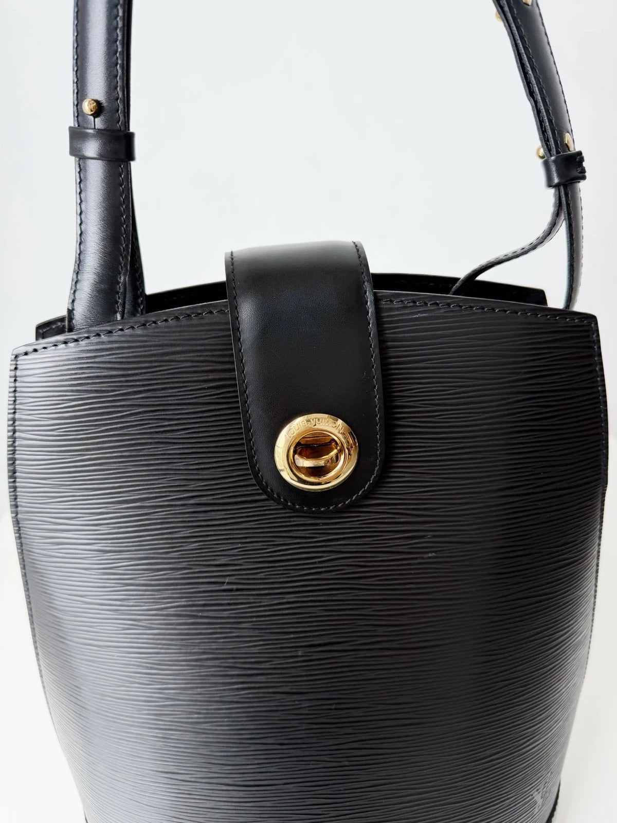 Louis Vuitton Cluny Epi Leather Black Shoulder Bag Crossbody Excellent